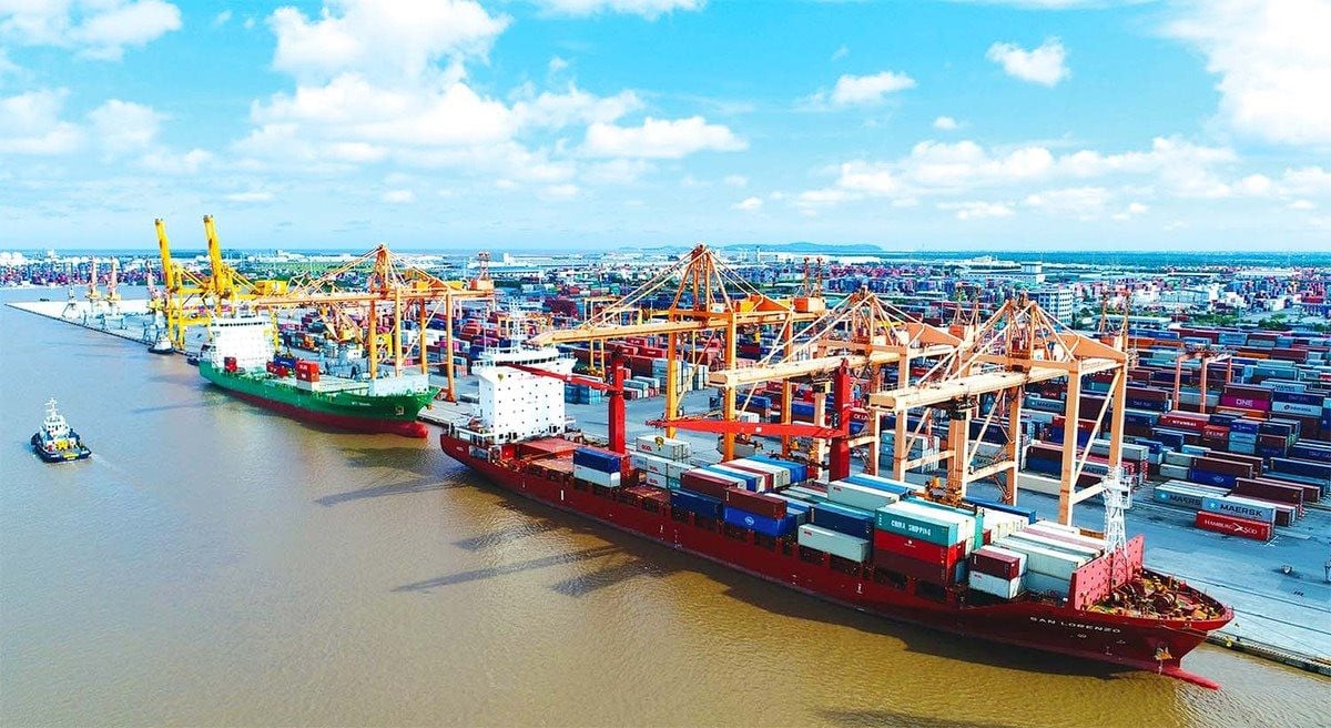 VIMC kiến nghị cần đẩy mạnh việc lập và thực thi Quy hoạch không gian biển quốc gia, bảo đảm gắn kết chặt chẽ với quy hoạch vùng bờ và quy hoạch tỉnh, qua đó duy trì tính nhất quán trong phân vùng chức năng và ưu tiên quỹ đất, mặt nước cho các hạ tầng hàng hải chiến lược. Ảnh: VIMC.