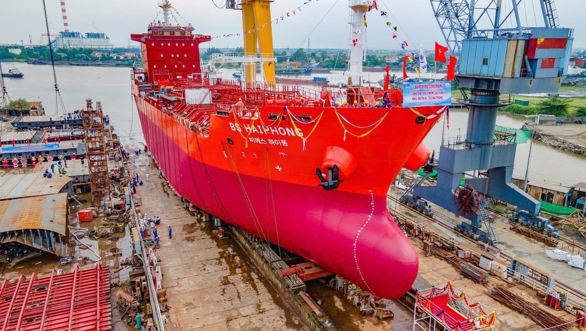 Nhà máy Đóng tàu Phà Rừng thi công tàu chở hóa chất 13.000DWT cho chủ tàu Hàn Quốc. Ảnh: Tạ Hải.