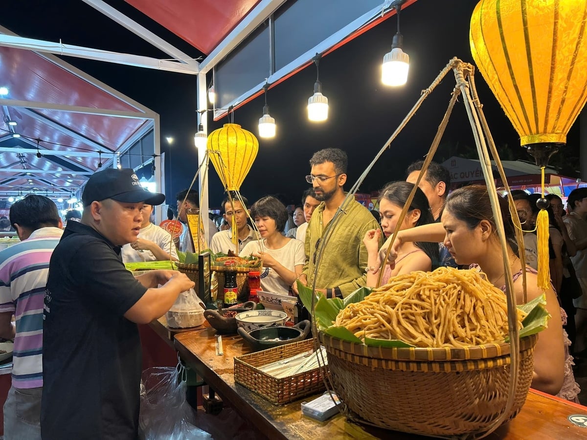 ចំណុចលេចធ្លោនៃពិធីបុណ្យនេះគឺកន្លែង Điểm nhấn của lễ hội là không gian 'Tinh hoa ẩm thực xứ Quảng' tại Công viên Biển Đông với hơn 200 gian hàng ẩm thực địa phương. Ảnh: Lan Anh.