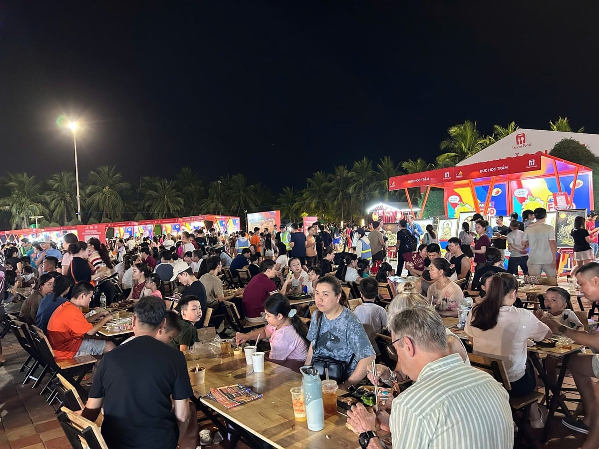 អ្នកស្រុក និងអ្នកទេសចរជាច្រើនបានមករីករាយជាមួយម្ហូបអាហារនៅក្នុងដំណើរទេសចរណ៍ម្ហូបអាហារដាណាំង ឆ្នាំ២០២៦។ រូបថត៖ ឡានអាញ។ Đông đảo người dân, khách du lịch đến thưởng thức món ăn tại Lễ hội Đà Nẵng Food Tour 2026. Ảnh: Lan Anh.