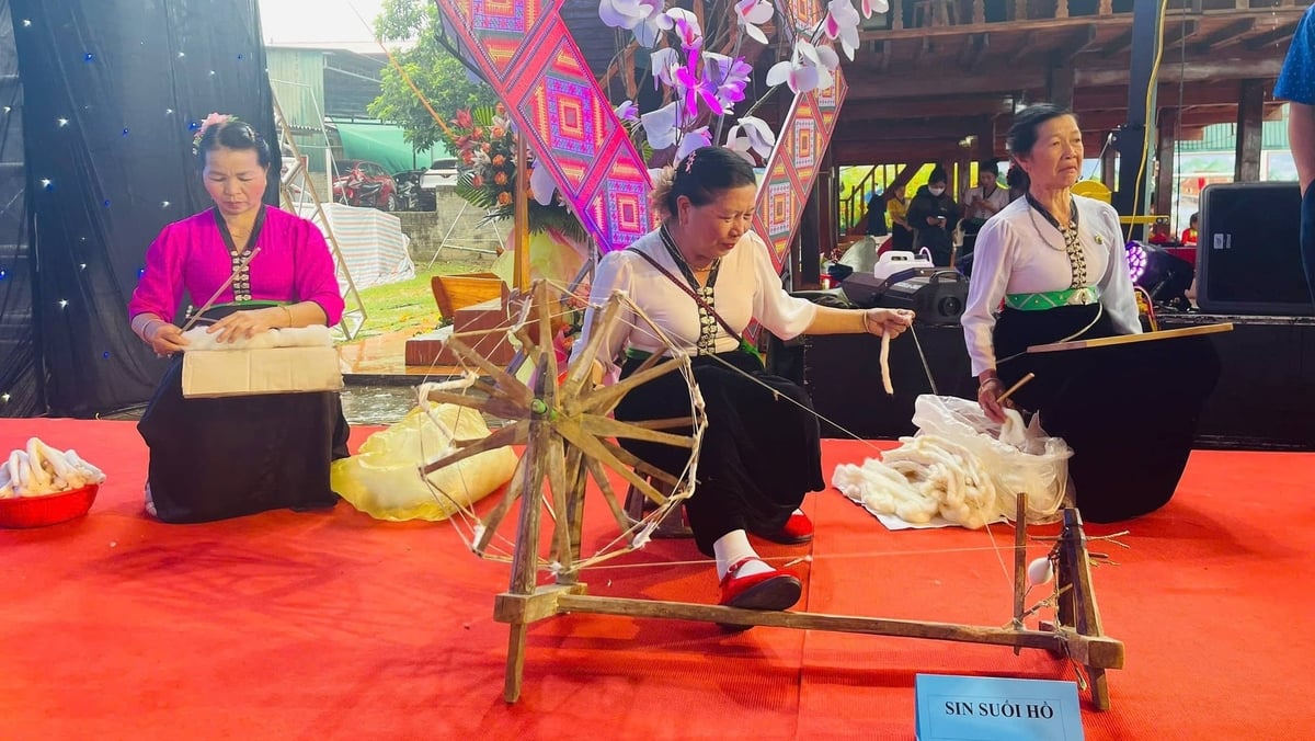 Các nghệ nhân và người dân bản Sin Suối Hồ trình diễn nghề kéo sợi, dệt vải truyền thống phục vụ du khách. Ảnh: T.H.