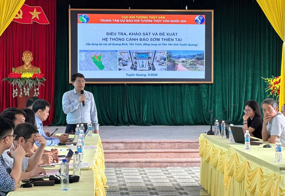Ông Nguyễn Xuân Hiển, Phó Giám đốc Trung tâm Dự báo KTTV Quốc gia thông tin về hoạt động điều tra, khảo sát để xây dựng hệ thống cảnh báo sớm. Ảnh: Hoài Linh.