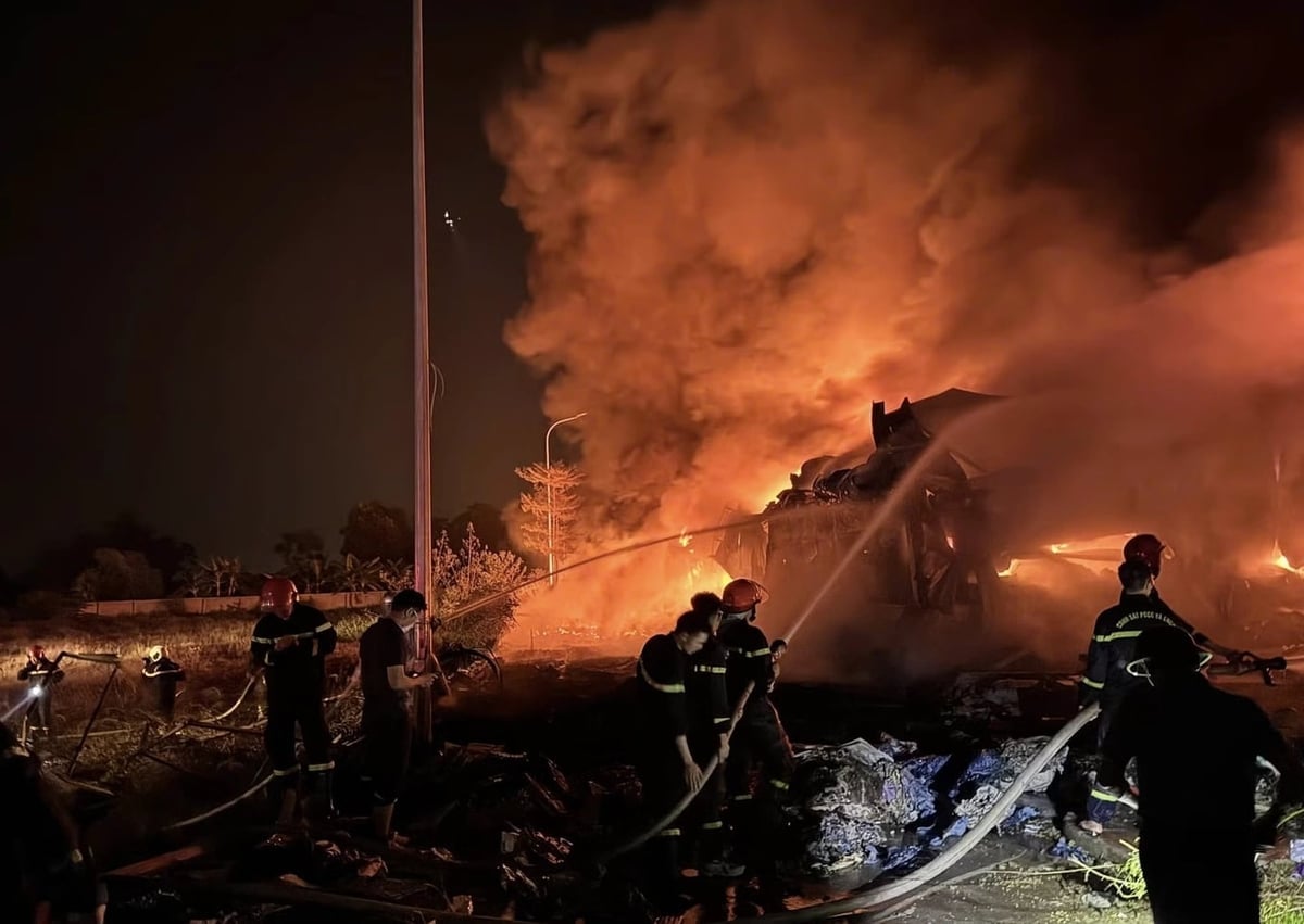 I vigili del fuoco hanno lavorato instancabilmente tutta la notte per  spegnere gli incendi nelle zone industriali.