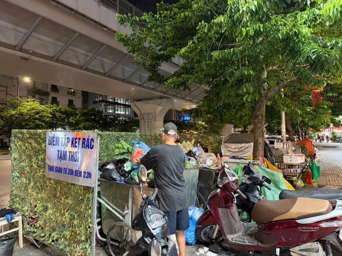 Điểm tập kết rác tạm thời tại đầu ngõ Gốc Đề đường Minh Khai. Ảnh: Mai Đan.
