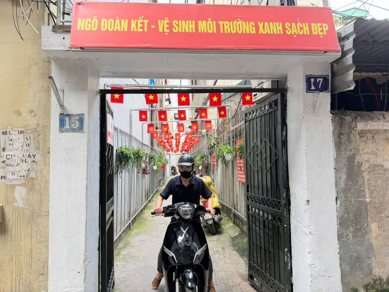 Khu vực trước số nhà 15 và 17 ngõ 169/119 Hoàng Mai, phường Tương Mai từng là điểm tập kết rác tồn tại nhiều năm, nay được cải tạo thành 'tuyến ngõ xanh' với những dàn cây phủ mát hai bên. Ảnh: Mai Đan.