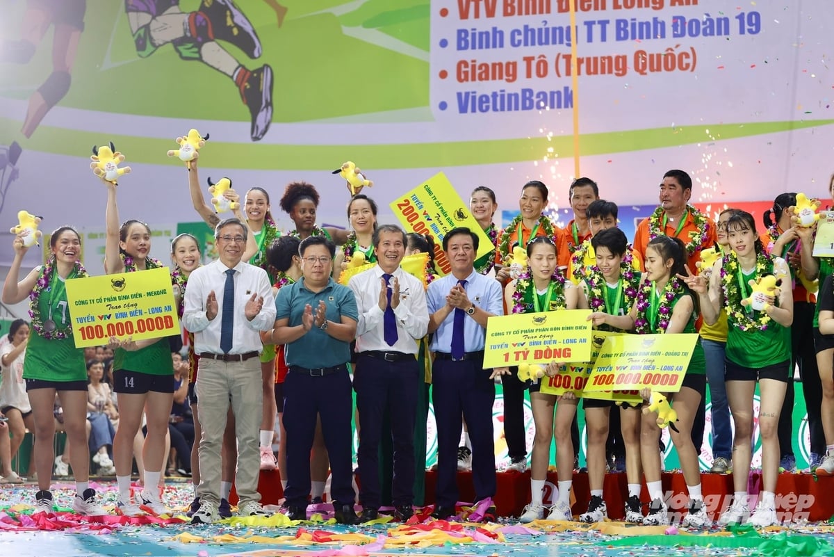 Công ty CP Phân bón Bình Điền và các Công ty thành viên thưởng nóng 1,5 tỷ đồng cho Đội chủ giải VTV Bình Điền Long An ngay sau khi Đội giành giải Á quân Cúp VTV9-Bình Điền 2026. Ảnh: Lê Hoàng Vũ.
