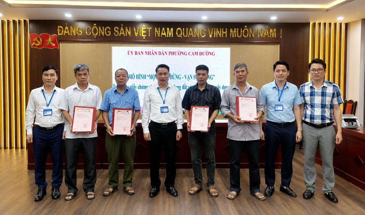 Phường Cam Đường, Lào Cai triển khai mô hình mới - cấp Giấy chứng nhận quyền sử dụng đất và Giấy phép xây dựng cho dân chỉ trong ngày. Ảnh: Bích Hợp.