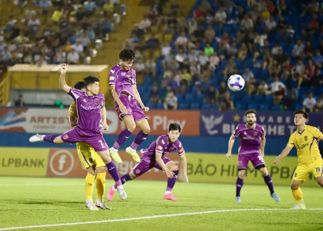Le héros Cao Văn Bình mène le SLNA à assurer un maintien précoce - Photo 1. Người hùng Cao Văn Bình đưa SLNA trụ hạng sớm - Ảnh 1.