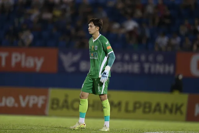 Le héros Cao Văn Bình mène le SLNA à assurer un maintien précoce - Photo 2. Người hùng Cao Văn Bình đưa SLNA trụ hạng sớm - Ảnh 2.