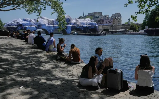 Người dân tránh nóng dọc bờ sông Seine ở Paris, Pháp, ngày 25/5/2026 (Ảnh: AP)