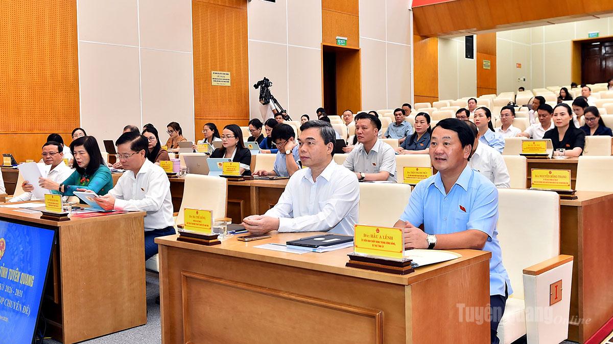 州党常任委員会のメンバーが会議に出席した。