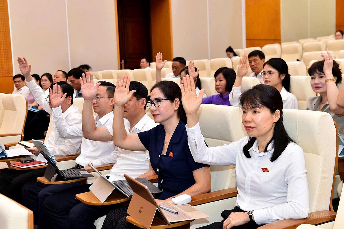 代表者たちは、省人民委員会副委員長候補者リストを承認する投票を行った。