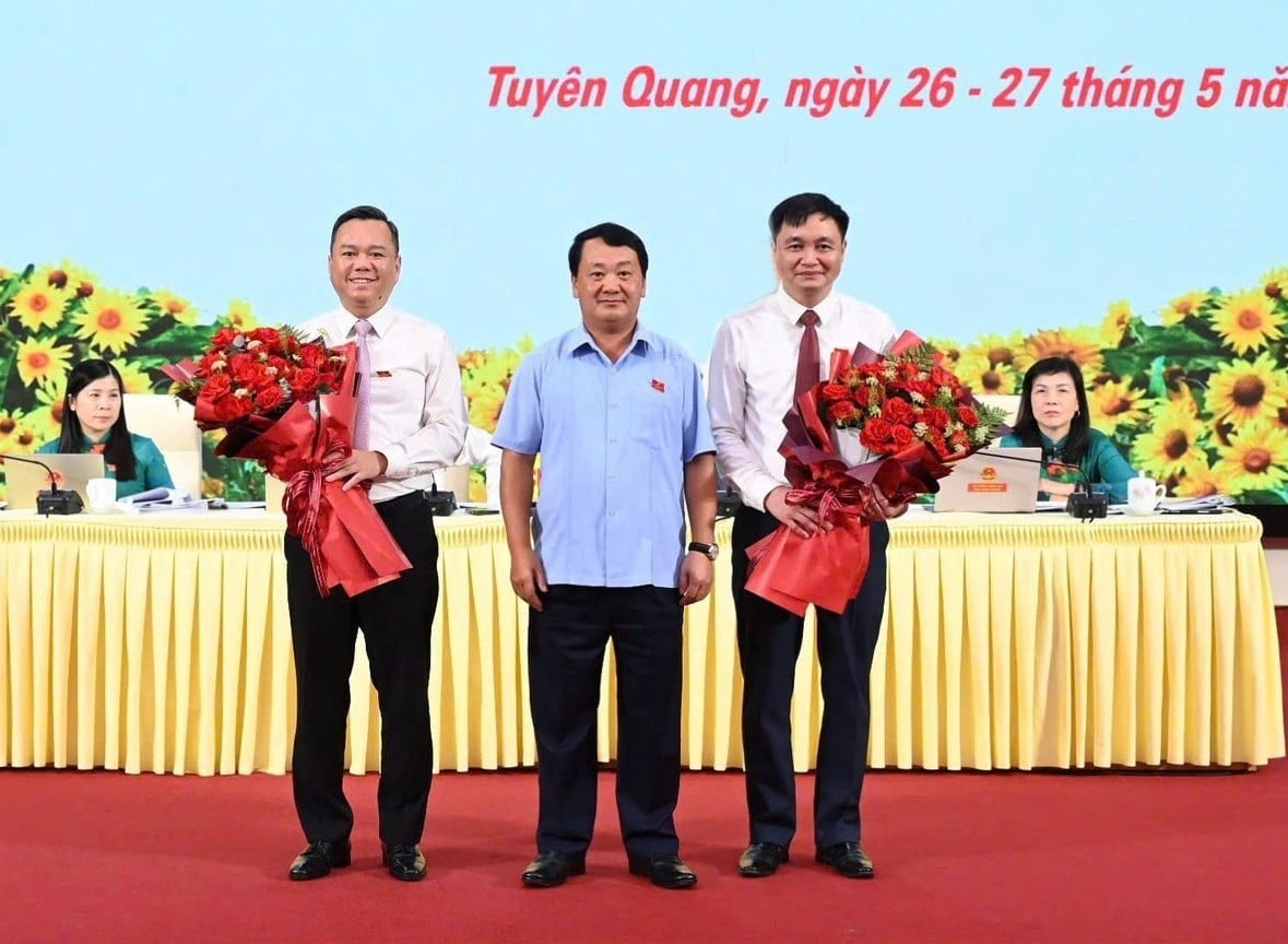 นายเฮา อา เลนห์ เลขานุการคณะกรรมการพรรคประจำจังหวัดตวนกวาง มอบดอกไม้แสดงความยินดีแก่รองประธานคณะกรรมการประชาชนจังหวัดตวนกวางคนใหม่ทั้งสองท่าน ภาพ: ที. ฟุก Ông Hầu A Lềnh, Bí thư Tỉnh ủy Tuyên Quang tặng hoa chúc mừng 2 tân Phó Chủ tịch UBND tỉnh Tuyên Quang. Ảnh: T. Phúc.