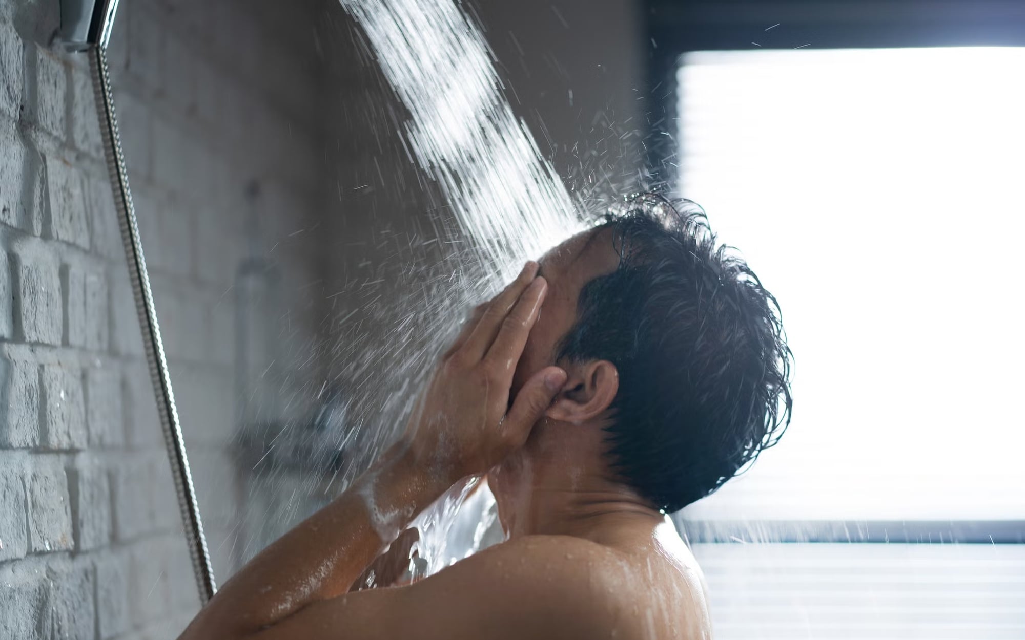Điều gì xảy ra khi người tăng huyết áp tắm nước lạnh?