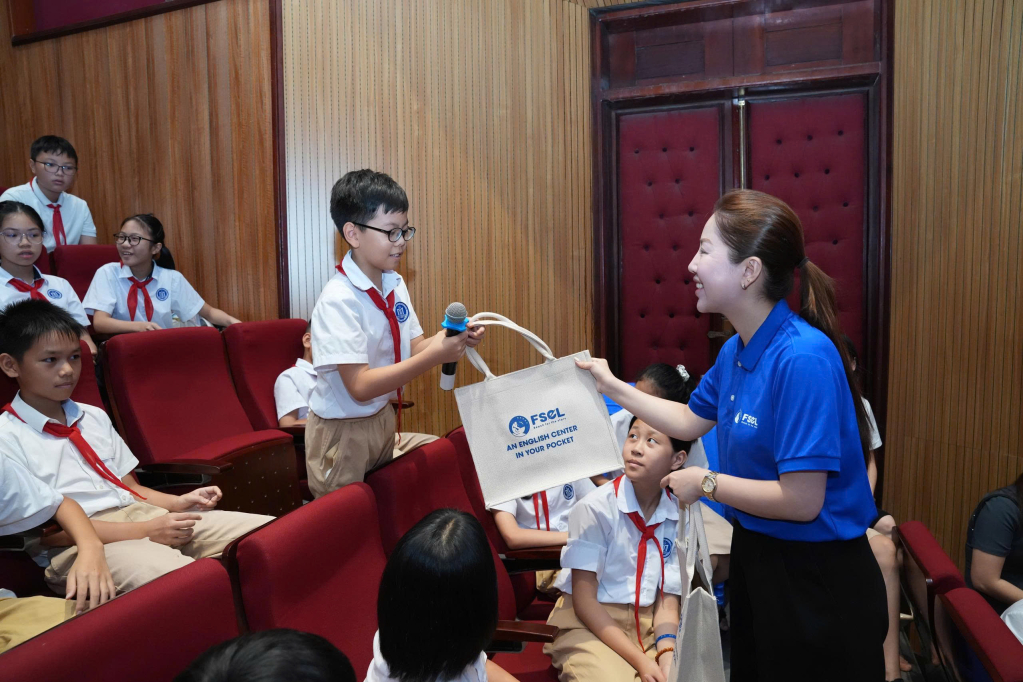 Học sinh tự tin giao lưu bằng tiếng Anh và nhận được phần quà của chương trình. 