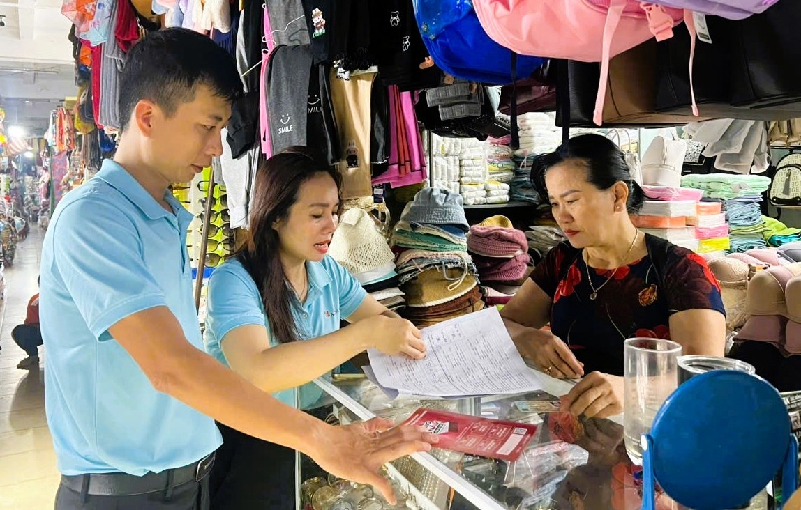 Kreditinstitute in der Stadt gehen von Tür zu Tür, um Kleinunternehmer bei der Einarbeitung in digitale Technologien zu unterstützen. Các TCTD trên địa bàn thành phố “đi từng ngõ, gõ từng nhà”, để hỗ trợ tiểu thương làm quen với công nghệ số.