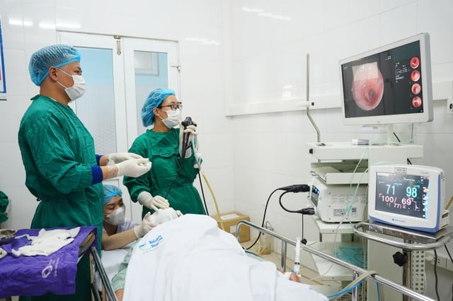 Rimozione con successo di un corpo estraneo da una rara sede bronchiale - Immagine 1. Gắp thành công dị vật phế quản ở vị trí hiếm gặp- Ảnh 1.