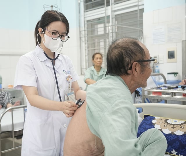 Rimozione con successo di un corpo estraneo dal bronco in una sede rara - Foto 2. Gắp thành công dị vật phế quản ở vị trí hiếm gặp- Ảnh 2.