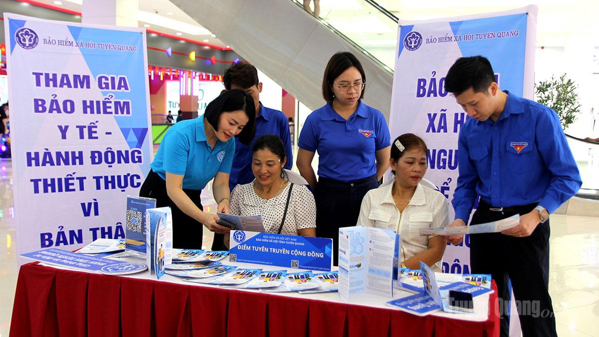 L'Agenzia provinciale per la previdenza sociale sta implementando un modello di punto di comunicazione comunitario presso il centro commerciale Vincom Plaza di Tuyen Quang.