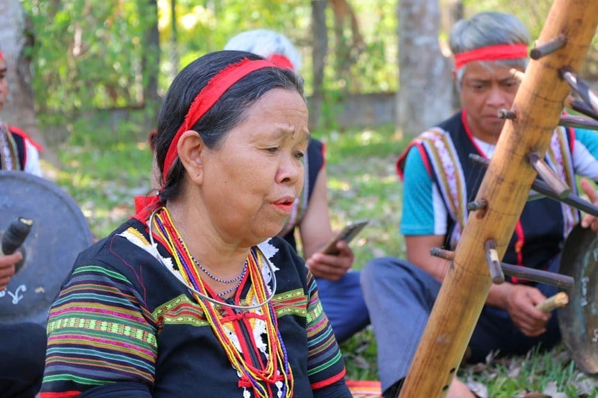 La signora Dinh Thi Ghim canta Ka Leu e preserva la cultura Ca Dong.