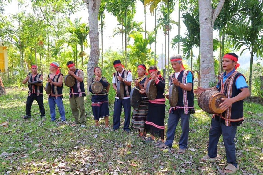 Il club di gong del villaggio di Bai Mau pratica la cultura Ca Dong.