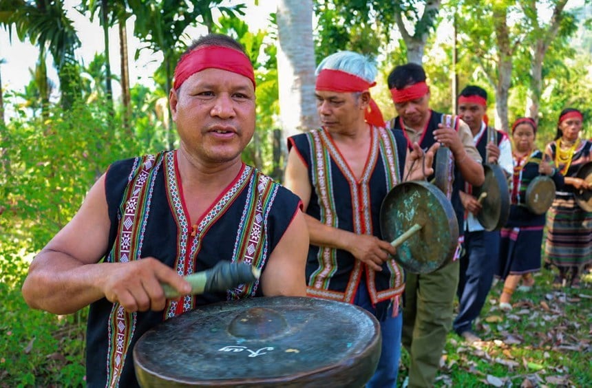 I giovani Ca Dong preservano la cultura del gong a Son Tay.
