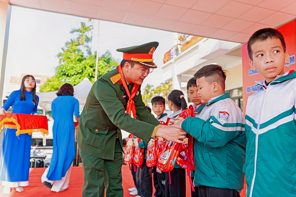 Công ty CP 397 (Binh đoàn 19) trao tặng quà cho học sinh có hoàn cảnh khó khăn tại trường Tiểu học Mại Khê I (phường Mạo Khê) tháng 3/2026.
