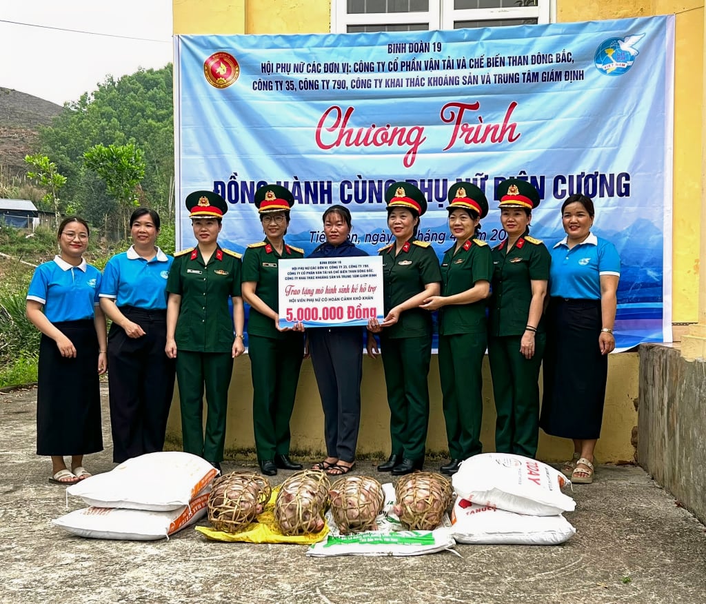Hội Phụ nữ các cơ sở Binh đoàn 19 trao tặng con giống cho gia đình chị Tằng Tài Múi (thôn Khe Mười, xã Tiên Yên).