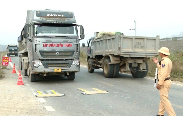 'Buông lỏng' kiểm soát xe quá tải trên cao tốc Bắc-Nam- Ảnh 1.