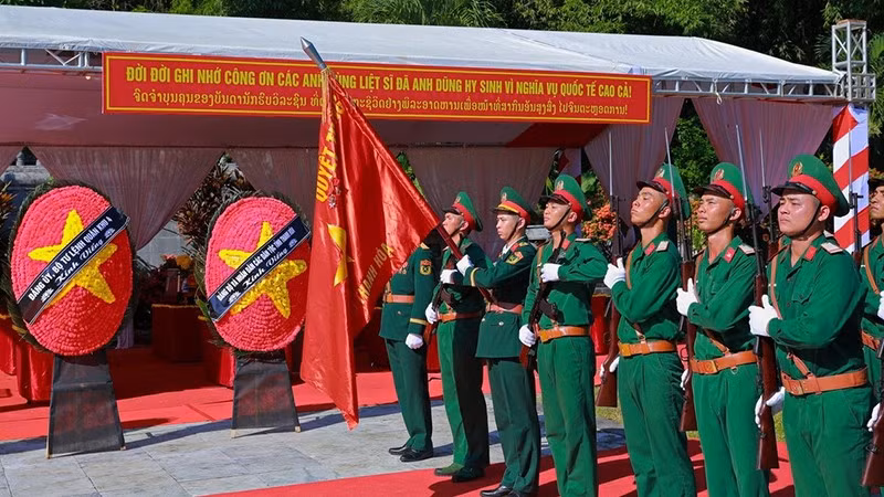 Die Fahnenträger nahmen an der Gedenkfeier für die gefallenen Soldaten teil.