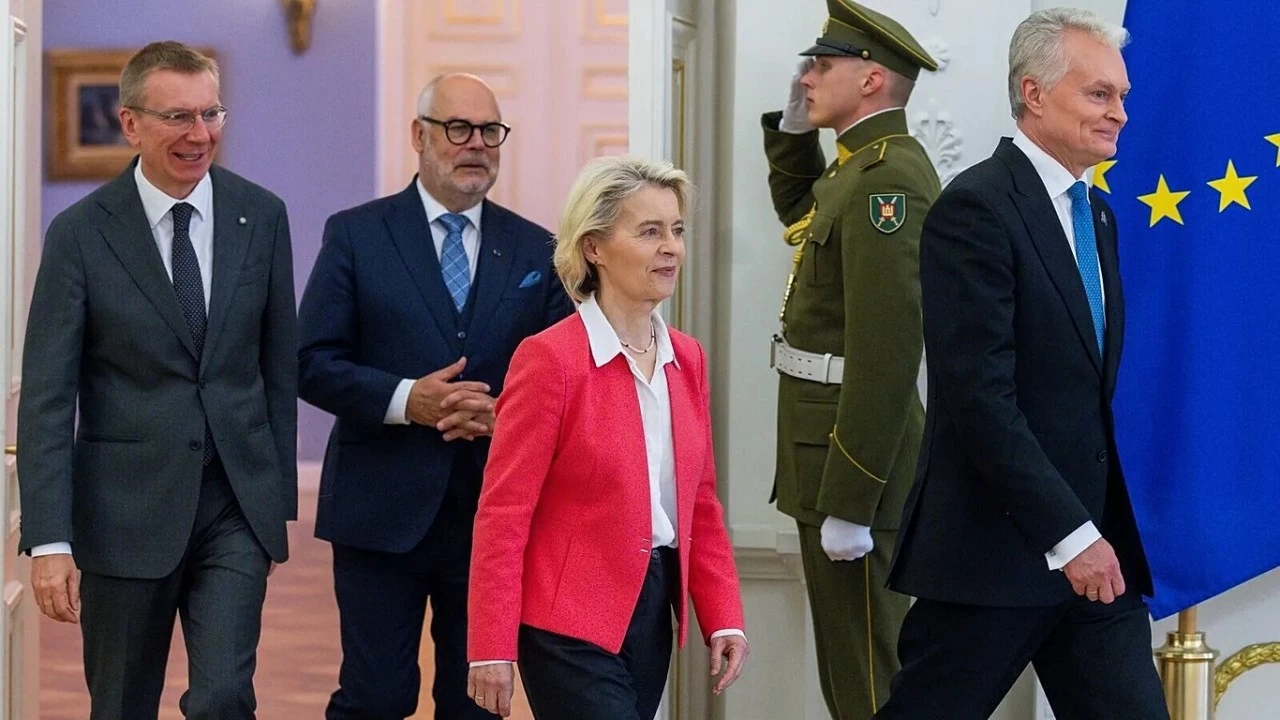 V rámci EU panuje hluboká neshoda ohledně myšlenky zahájení mírových rozhovorů s Ruskem. Nội bộ EU chia rẽ về ý tưởng mở đàm phán hòa bình với Nga