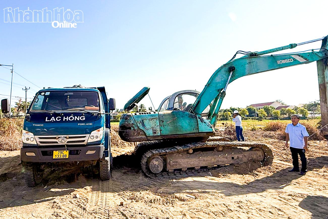 Les machines et les équipements sont prêts pour la construction du lycée Quang Trung.