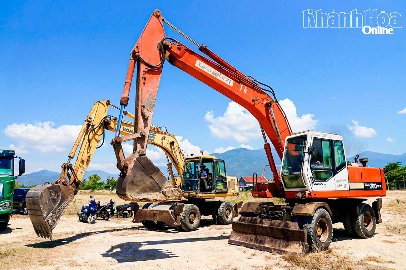 Les machines et les équipements sont prêts pour la construction de la zone de réinstallation de Vong Trac Tre.