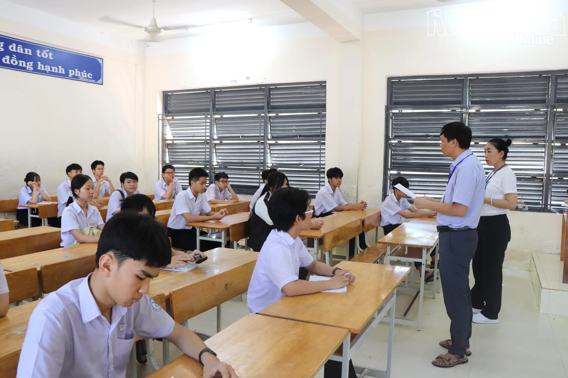 Giám thị coi thi phổ biến quy chế thi cho thí sinh tại điểm thi Trường THPT Phẩm Văn Đồng (phường Nha Trang).