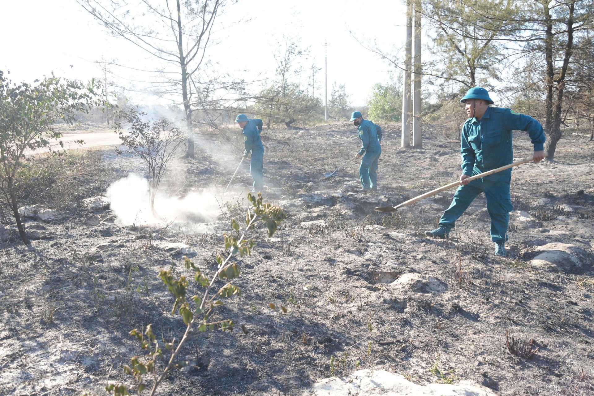 Brandweerlieden bestrijden kleine brandjes om te voorkomen dat ze zich verspreiden. Foto: T. P. Lực lượng chữa cháy đang xử lý những điểm cháy nhỏ để tránh đám cháy bùng phát. Ảnh: T. P.