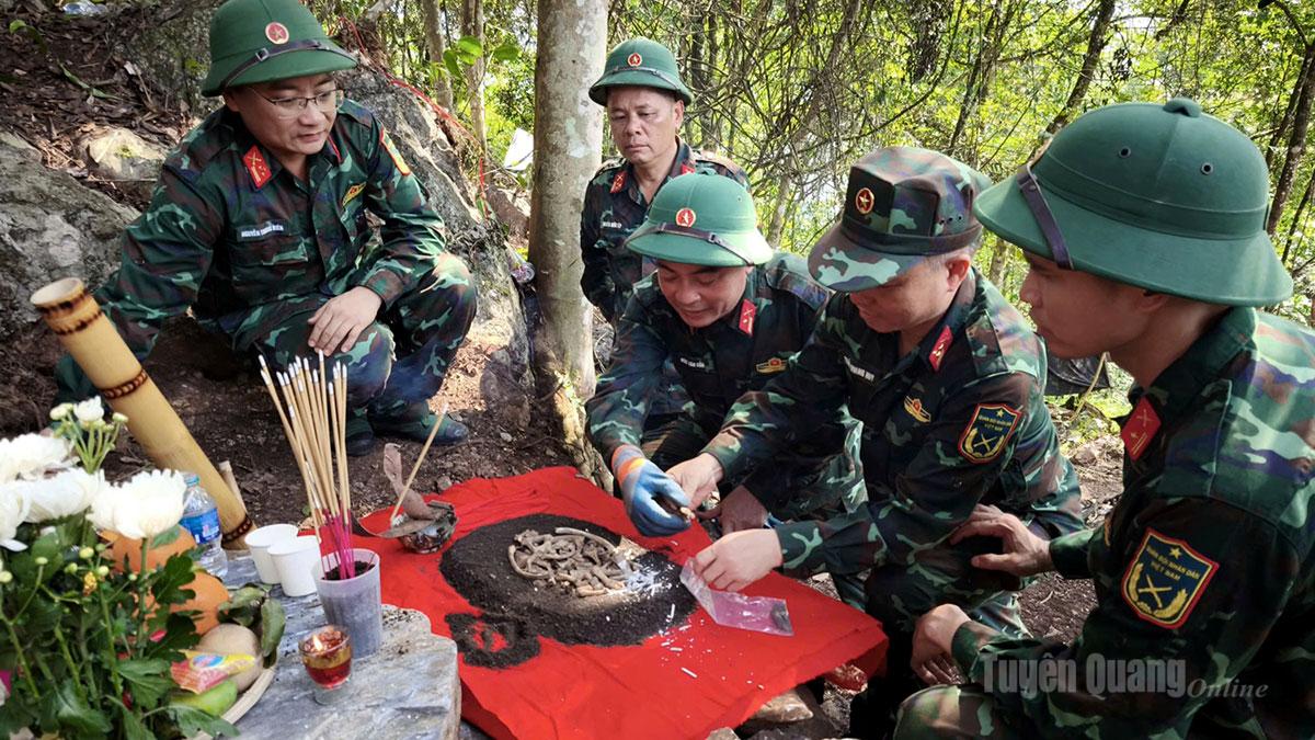 Thượng tá Nguyễn Trung Kiên, Phó chủ nhiệm Chính trị Bộ CHQS tỉnh (ngoài cùng bên trái) chỉ đạo công tác cất bốc hài cốt liệt sĩ khu vực Điểm cao 685, thôn Nậm Ngặt, xã Thanh Thủy.