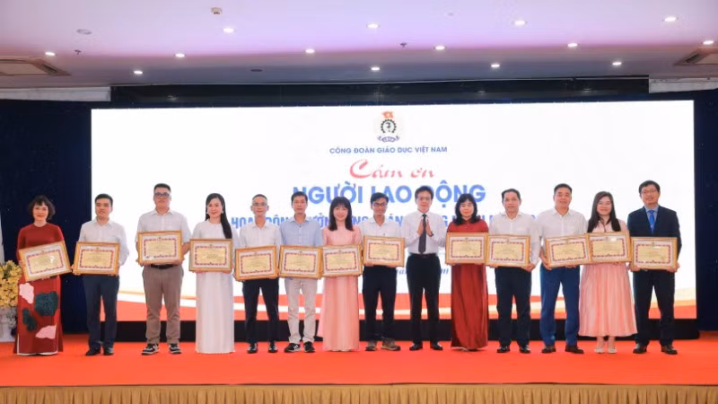 Vinh danh và khen thưởng các nhà khoa học, thầy cô giáo.
