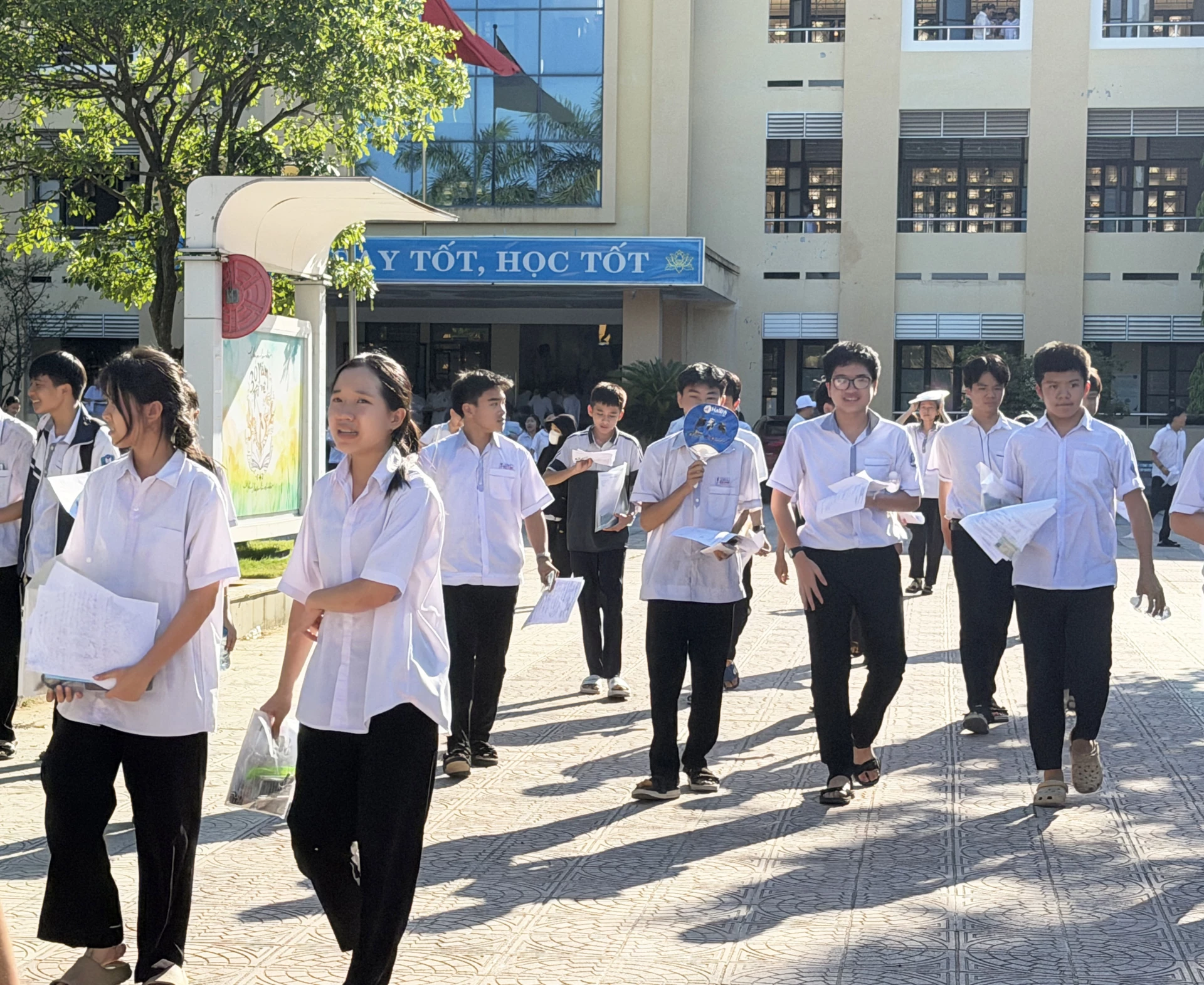 Đa số thí sinh đều hài lòng với bài thi của mình - Ảnh: Nh.V