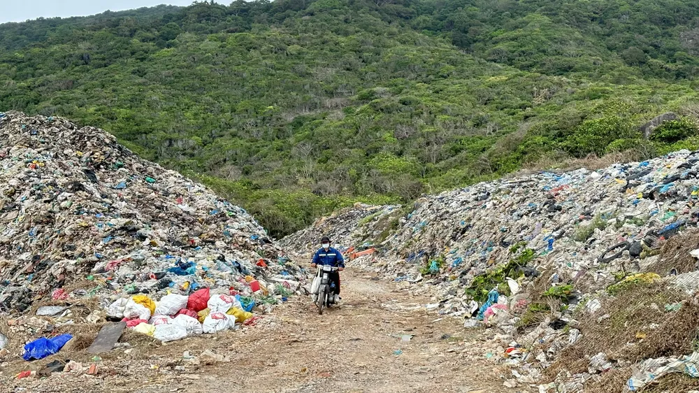 V horách v oblasti Bai Nhat - Con Dao se hromadí odpadky. Foto: QUANG VU