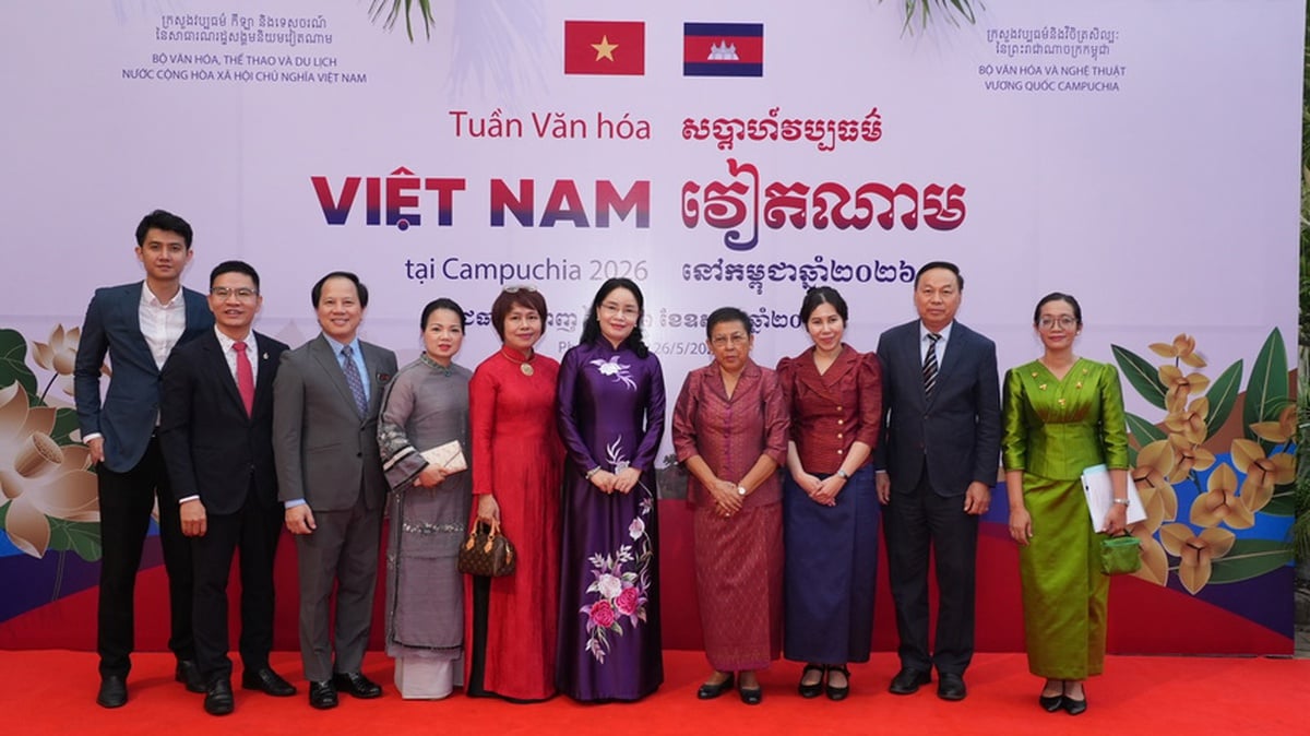 Thứ trưởng Bộ Văn hóa, Thể thao và Du lịch Việt Nam Trịnh Thị Thủy, Bộ trưởng Bộ Văn hóa và Nghệ thuật Campuchia Phoeurng Sackona cùng các đại biểu dự chương trình