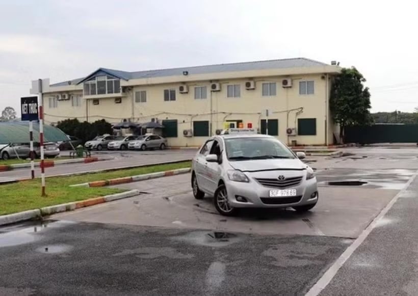 นักเรียนฝึกขับรถในสนามฝึกขับรถที่โรงเรียนสอนขับรถแห่งหนึ่งในฮานอย (ภาพ: เวียดฮุง/เวียดนาม+)