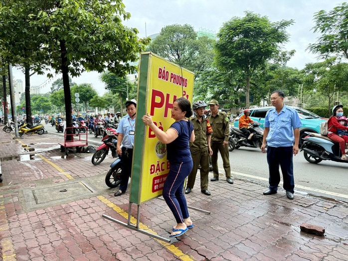TPHCM triển khai phần mềm quản lý sử dụng tạm thời vỉa hè trong 18 tháng - Ảnh 1.