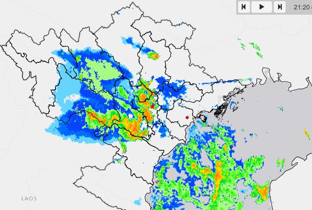 Ảnh radar thời điểm 21h20 cho thấy vùng mây dông chủ yếu gây mưa to (các vùng màu vàng cam) ở Sơn La, Phú Thọ, Thanh Hóa, Hà Nội. Nguồn: NCHMF.