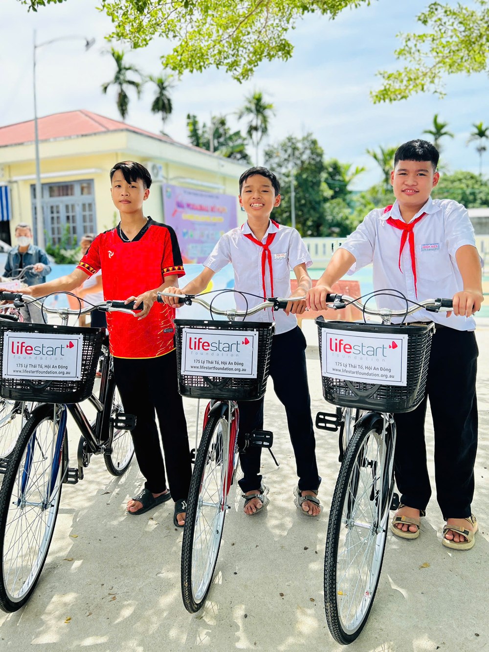 Trao tặng 50 xe đạp cho học sinh có hoàn cảnh khó khăn - ảnh 5