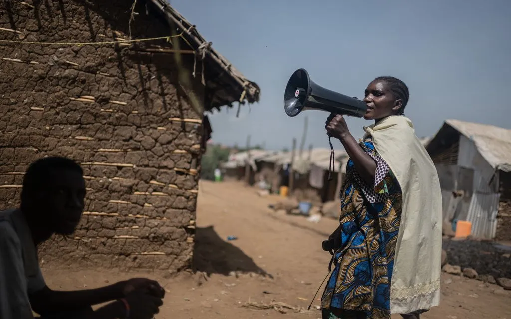 Một phụ nữ đến điểm cầu nguyện Eid al-Adha trong lúc dịch Ebola bùng phát tại Bunia, Congo, ngày 27/5/2026. (Ảnh: AP)