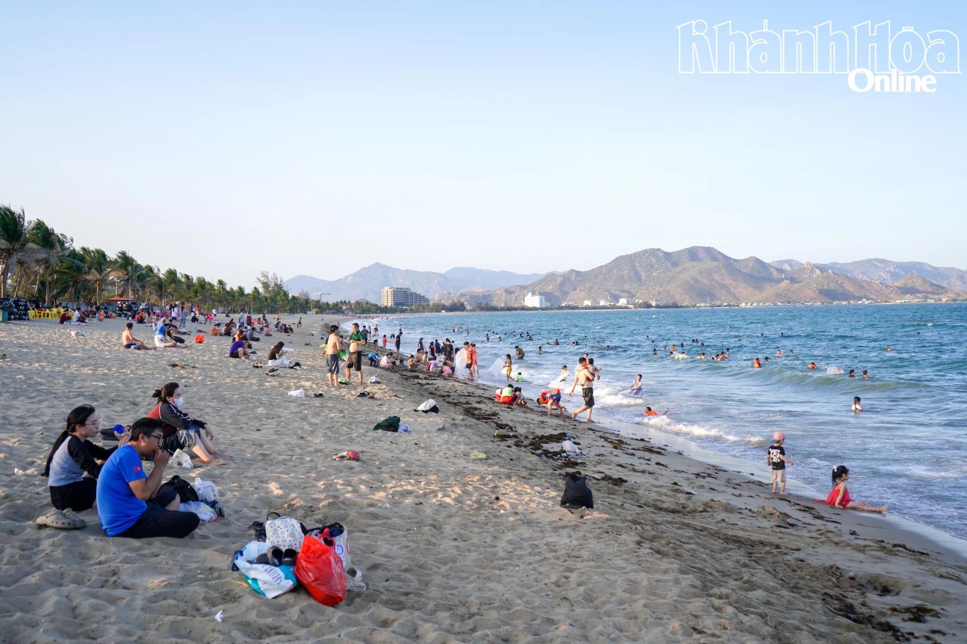 Binh Son - Ninh Chu plajı her öğleden sonra çok sayıda yerli halkı ve turisti kendine çekiyor.