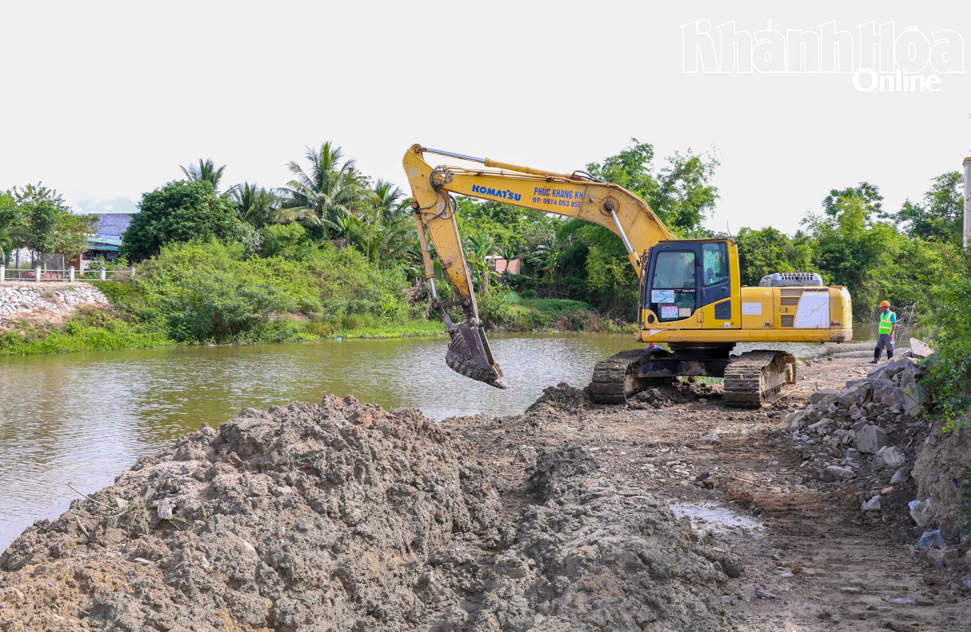 Thi công kè sông Lốt.