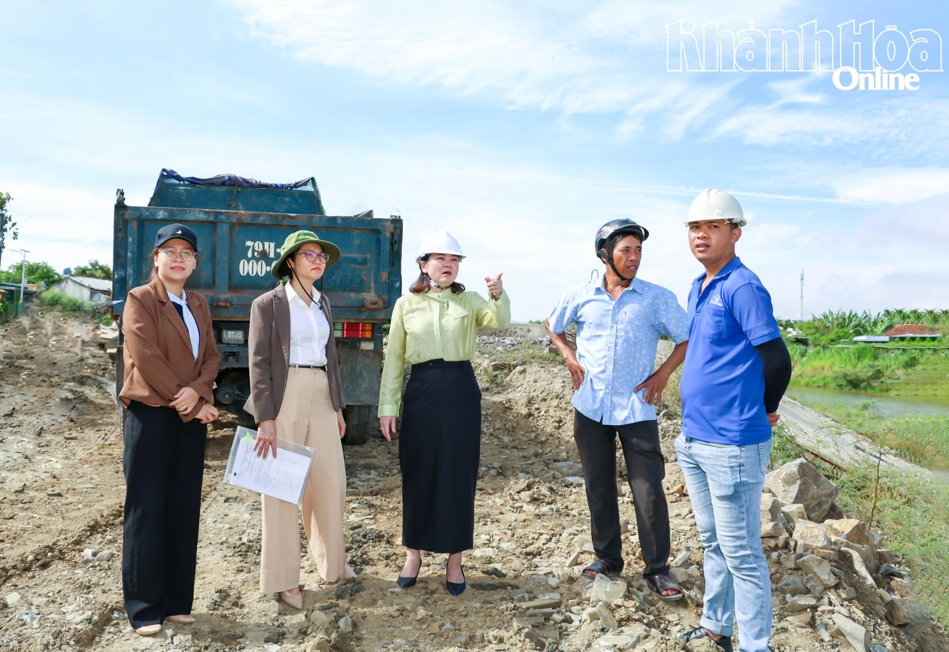 Lãnh đạo UBND phường Ninh Hòa làm việc với các nhà thầu tại công trường để đẩy nhanh tiến độ thi công kè sông Lốt.