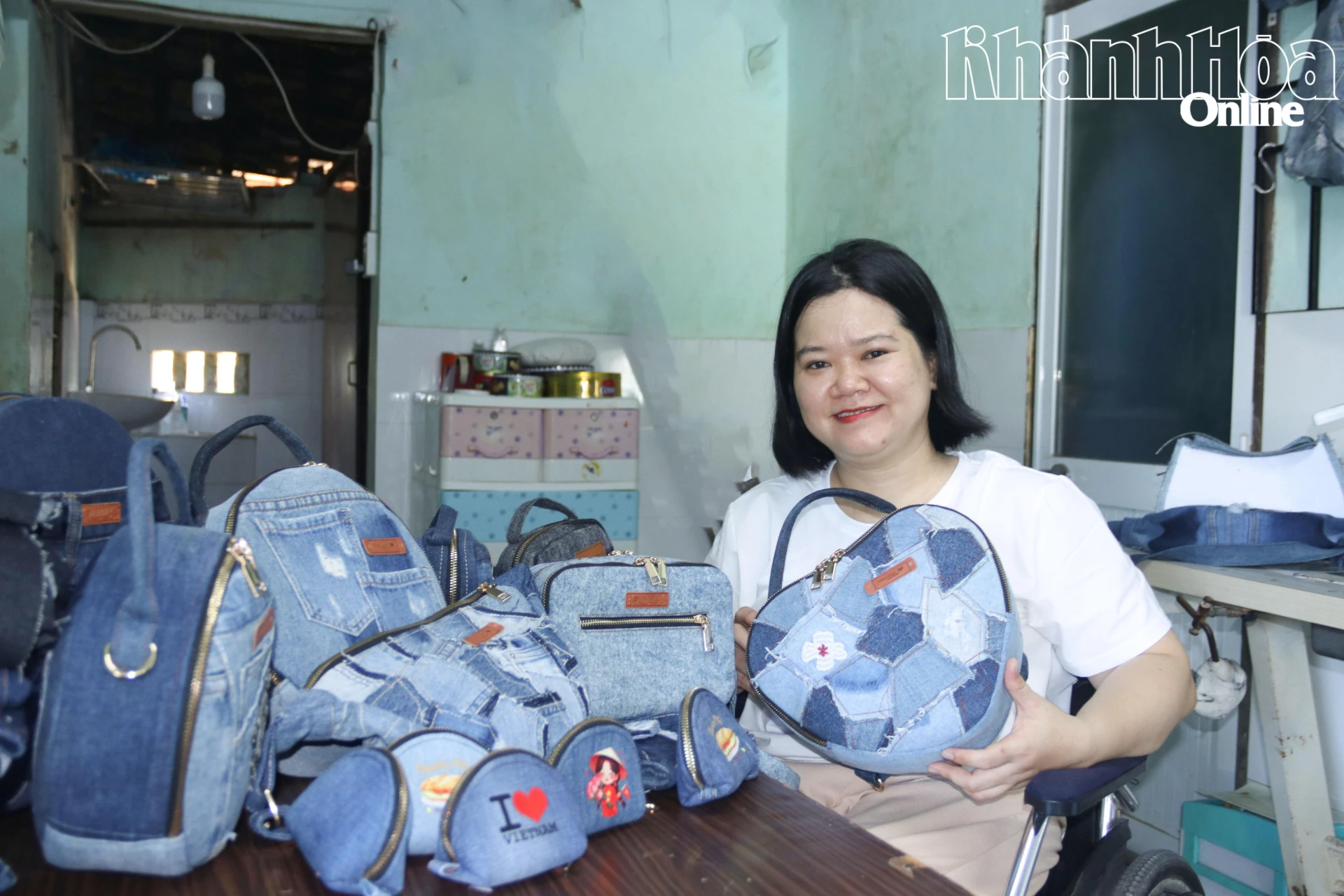 Chị Nhung giới thiệu các sản phẩm do mình làm ra.