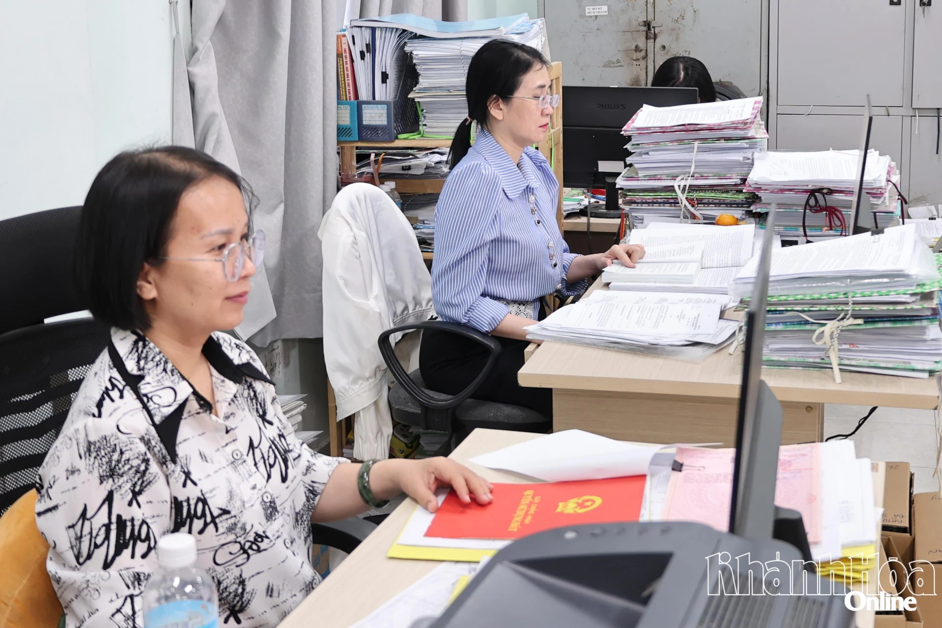 Công tác hoàn thiện cơ sở dữ liệu đất đai đang được nỗ lực thực hiện tại Chi nhánh Văn phòng Đăng ký đất đai Nha Trang.